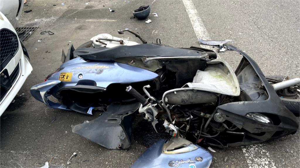 八旬翁開車闖紅燈撞機車　車輛翻覆橫躺路中央