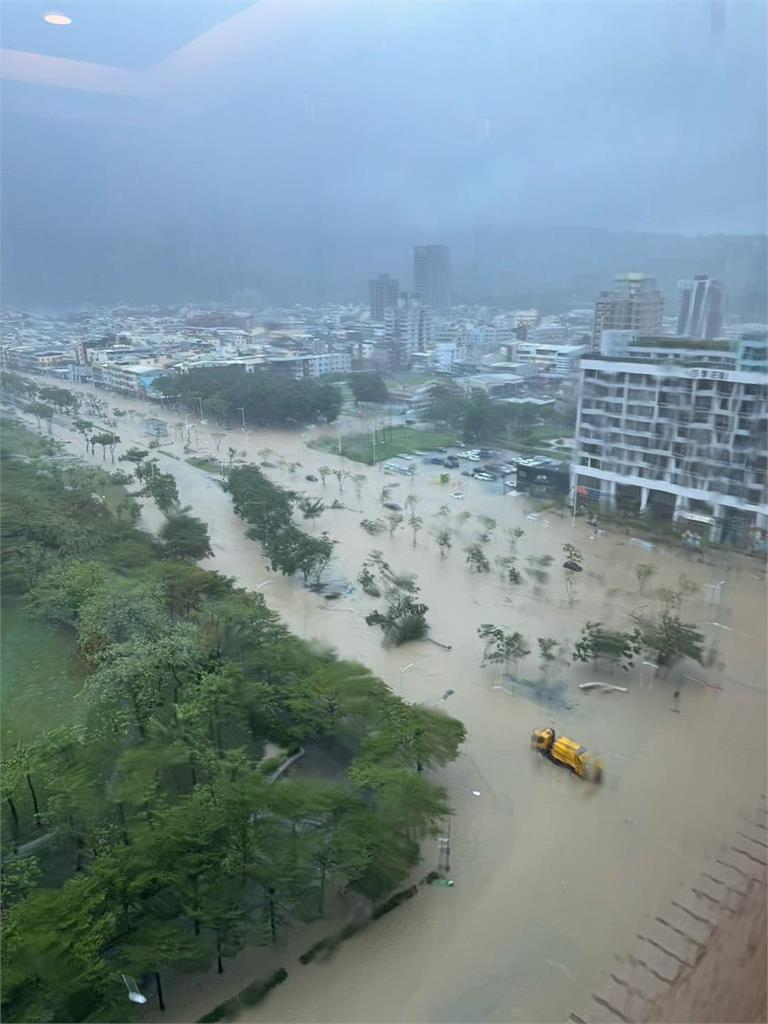 快新聞/豪雨狂炸高雄!馬路汪洋一片 驚人空拍圖曝