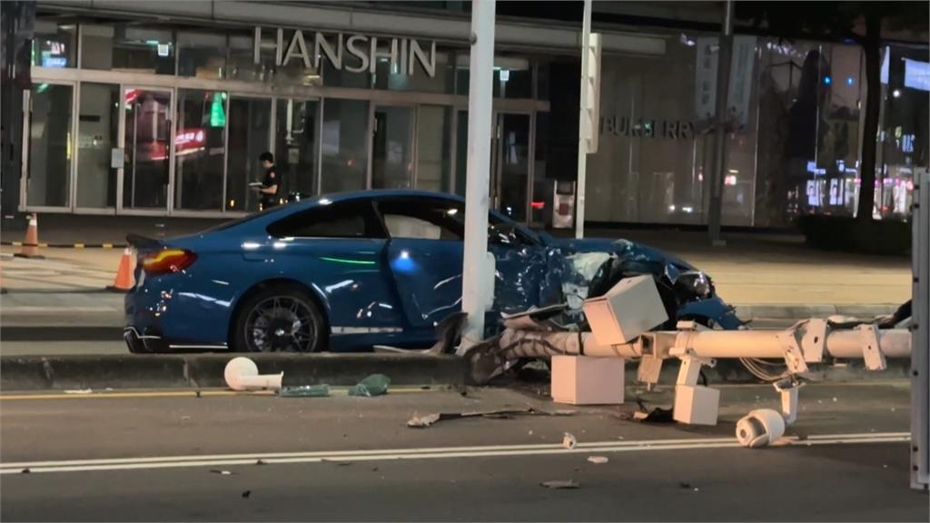 「ＢＭＷ限量跑車」過彎失控撞分隔島　車主懊悔：不該借友人開