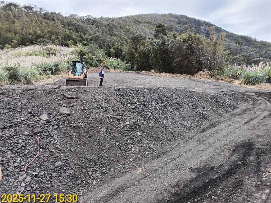 快新聞／新北三峽驚傳「瀝青非法傾倒」！清運過程還汙染道路　檢調要辦了