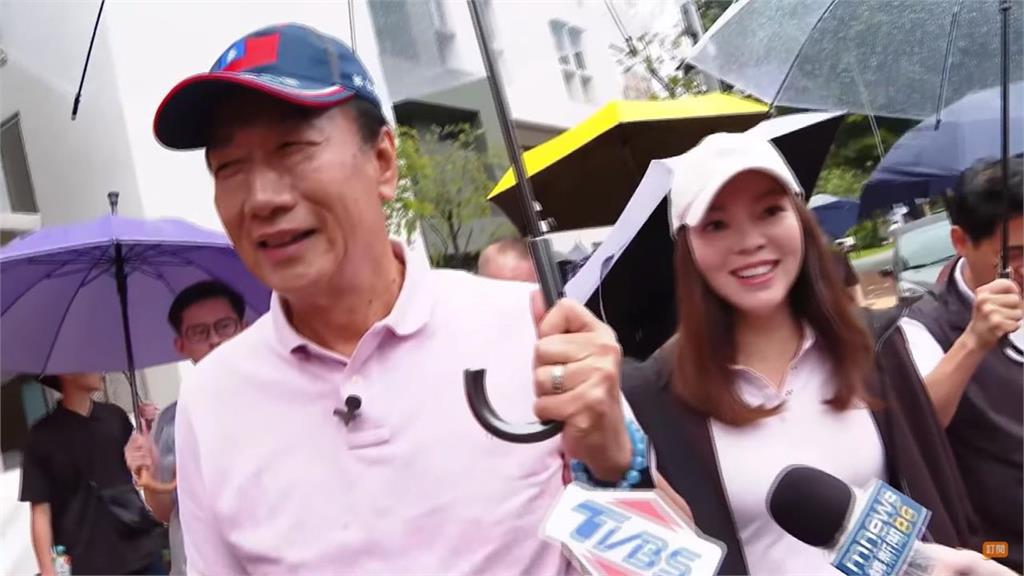 不甩女球友緋聞風波！郭台銘一家近況全被拍…曾馨瑩辣穿「露腰背心」忙做1事