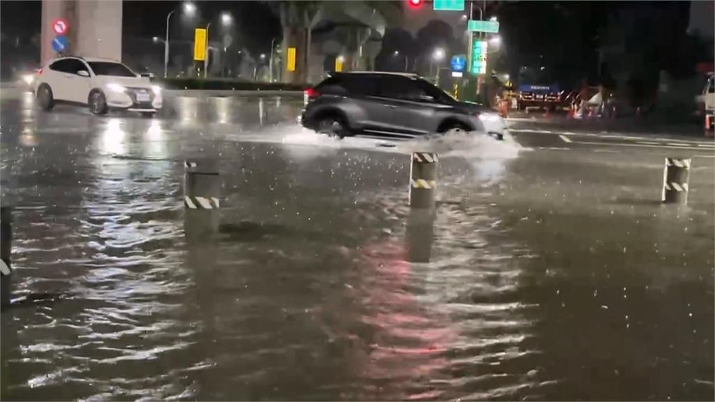 高雄大雨整夜狂下今停班課　前鎮路面坍塌現３米大坑洞