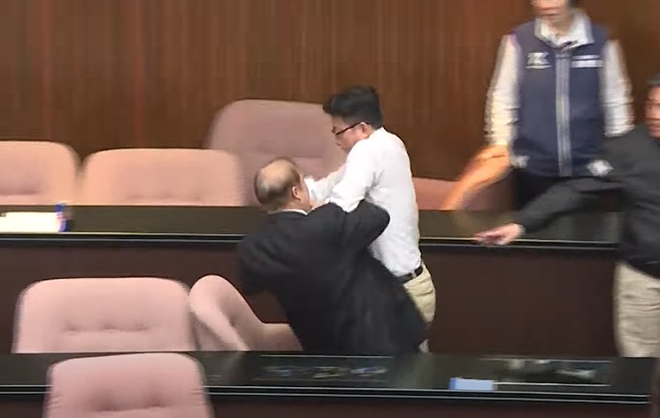 快新聞/一把從周萬來手中搶走議事資料 郭國文拔腿狂奔畫面曝