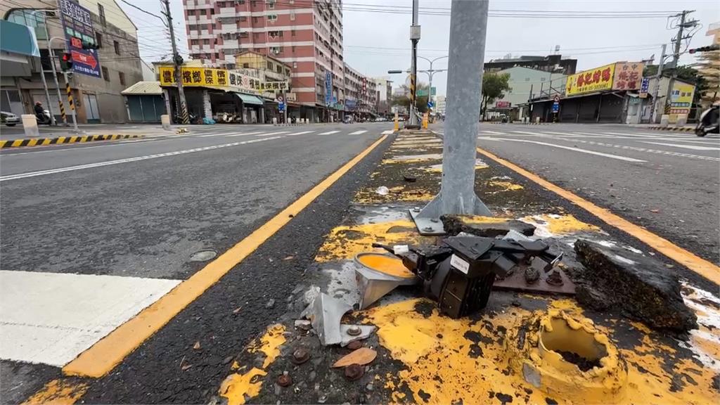 雲林休旅車疑酒駕闖紅燈! 雙載機車遭撞飛倒地