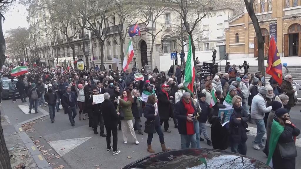 伊朗反政府示威燒向歐洲　抗議民眾喊「推翻政府要自由」