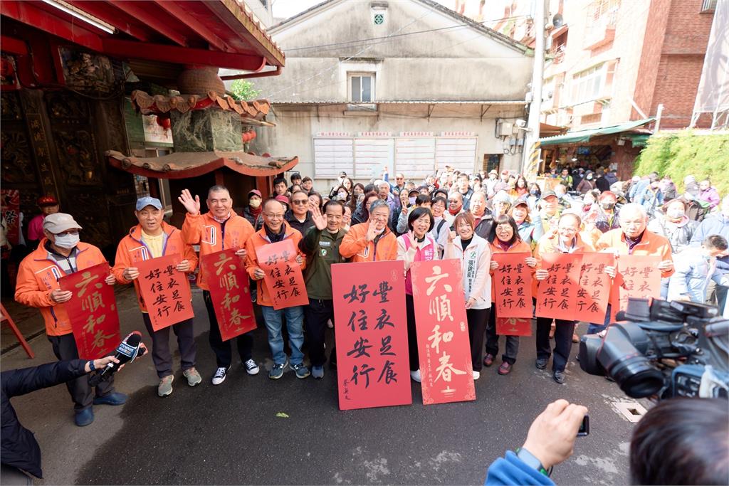 快新聞/農曆新春將至 民進黨新北黨部廣發春聯民眾瘋搶