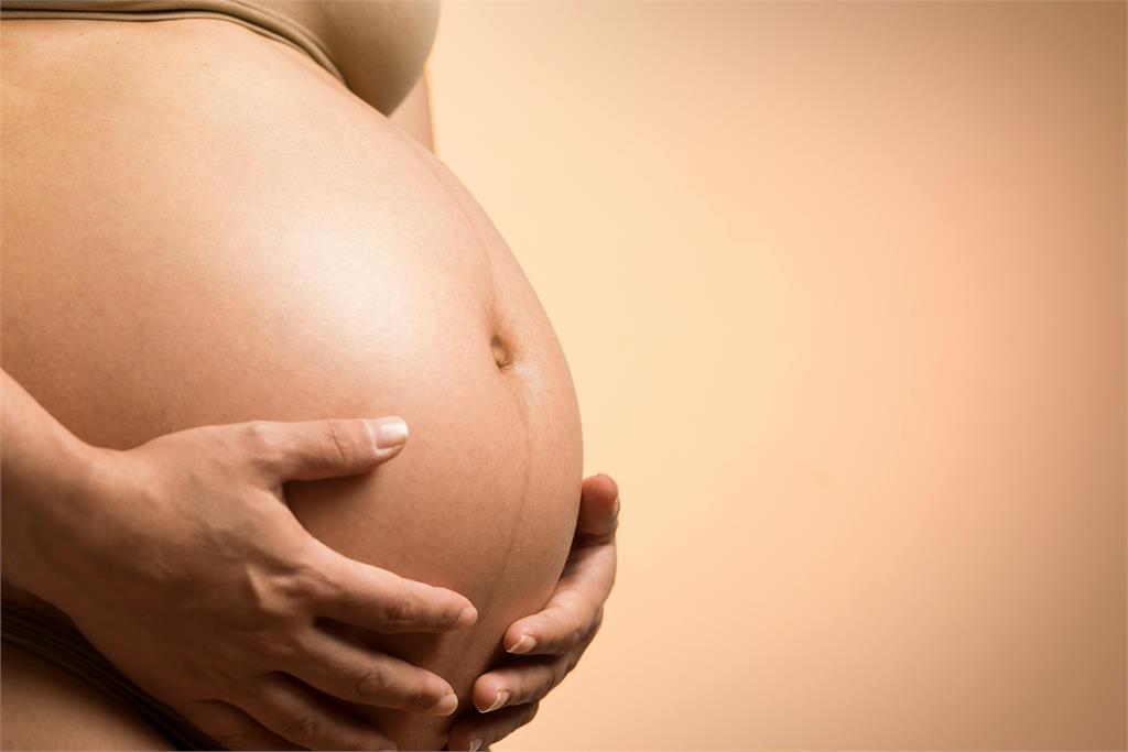 十多歲情侶嘗禁果懷孕⋯不敢告訴家人!產下女嬰後狠心「裝入垃圾袋」悶死