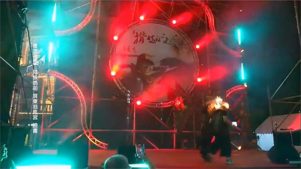 屏東廟會火舞表演意外 "舞者頭髮起火"台下尖叫連連