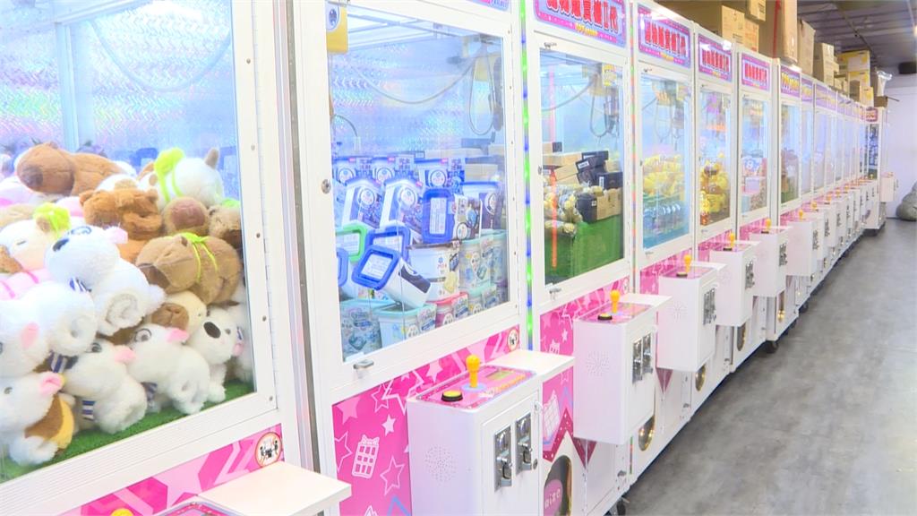 夾娃娃機店亂象多! 保夾金額遠超過法定價、放置成人用品
