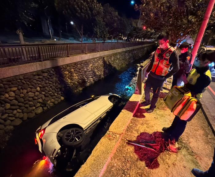 怎麼會掉進去？　女開車載2童衝破欄杆掉進溝渠