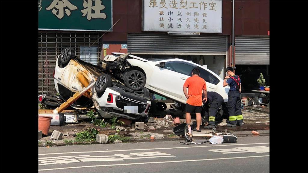 疑轉彎失控暴衝「打保齡球」連環撞 無辜路旁車被撞翻 與肇事車疊羅漢