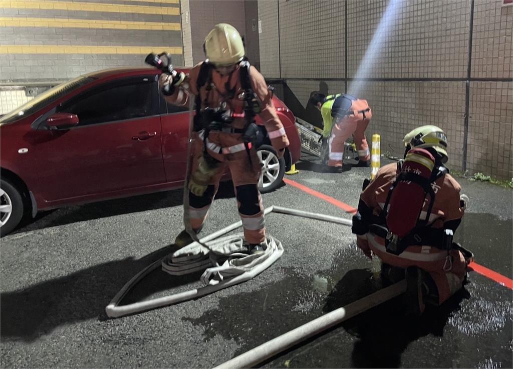 快新聞／竹市東區晚間驚傳火警　消防急赴現場布水線灌救