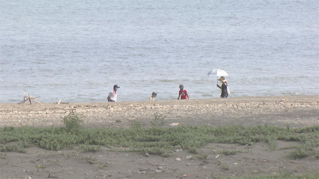 夜遊闖林口水牛坑陷泥地 狂催油門起火「休旅車變廢鐵」