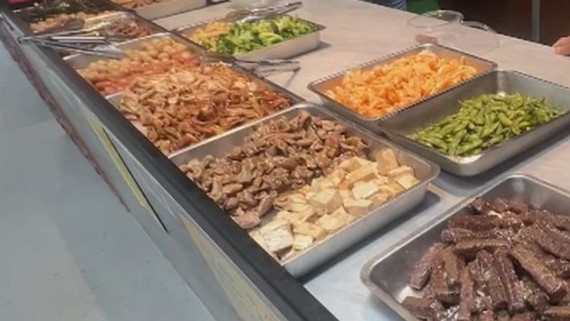 她夜市「買1小袋蔬菜」喊:窮人不配!驚人價曝「盤嗎」掀2派論戰