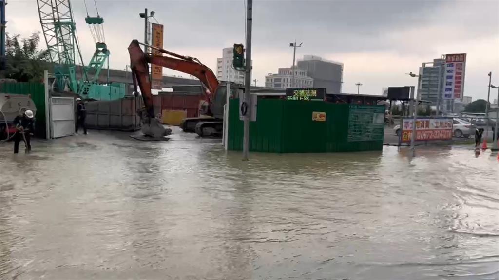 快新聞／民眾注意！新莊區新北大道、五工路口「自來水管遭挖斷」　路面嚴重積水