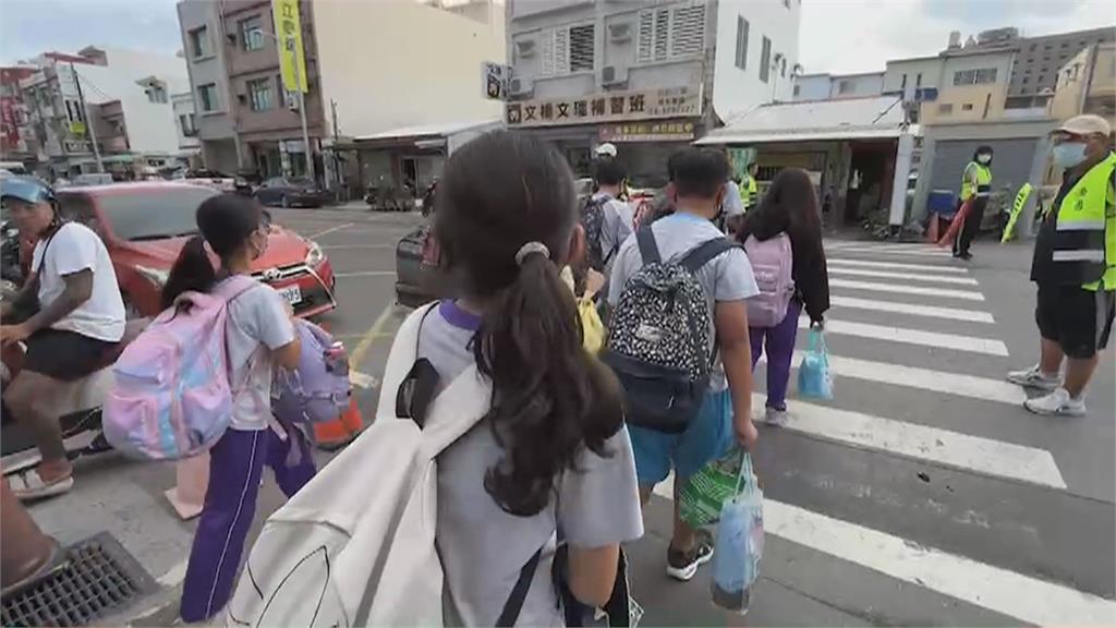 小六男童校門口衝過馬路 遭轎車「先撞再輾」腦出血加護病房救治中