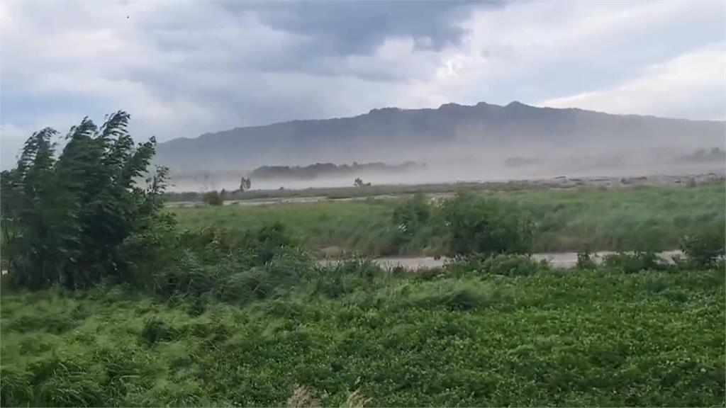 風吹沙奇景！　南投濁水溪河床出現沙塵暴