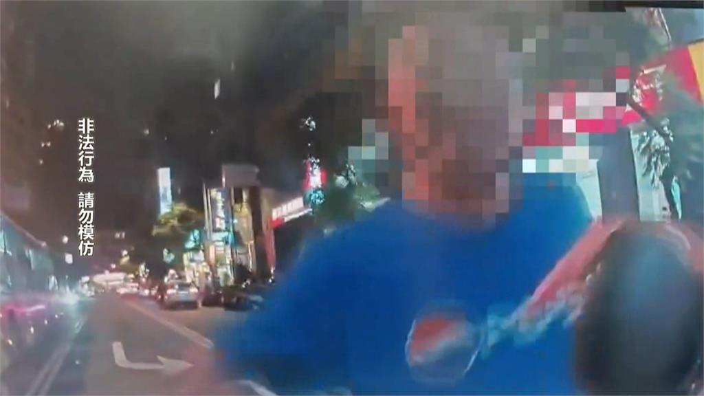 騎士沒打方向燈遭警攔查　突加速逃逸遭攔還襲警