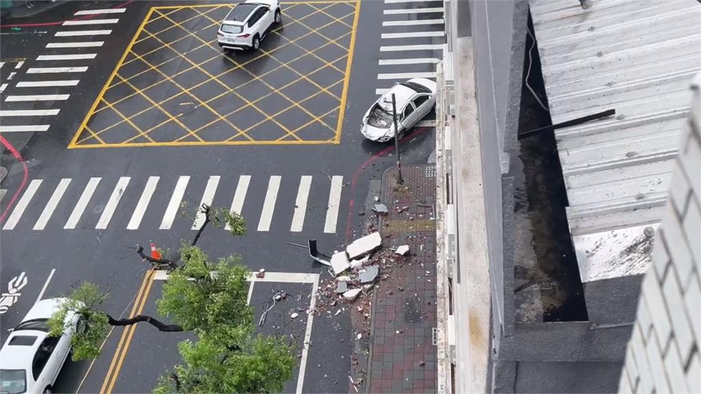 違建釀禍？女兒牆墜落砸車　護理師死亡、七歲子重傷