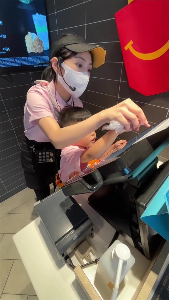 3歲兒當一日經理!「美女店員」握手教收銀 爸爸們暴動:41歲能報名嗎