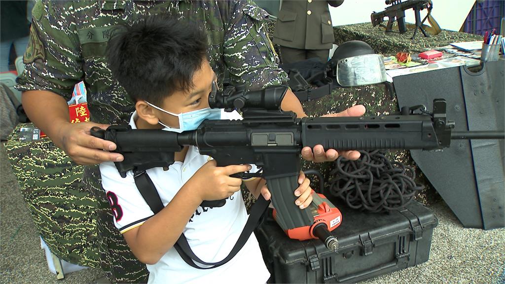 找嬰兒募兵? 海軍招募員社群幽默發文引熱議