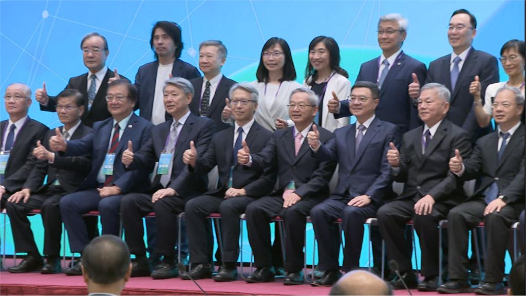 林百里現身行政院生技會議 談AI+生醫成果