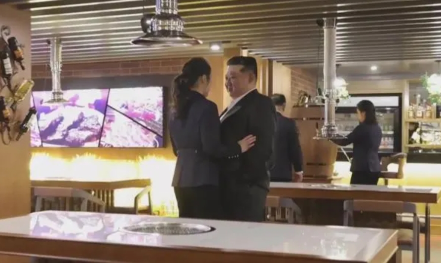 父女宛如戀人!金主愛捧臉「親吻金正恩」震撼畫面流出 親媽被晾在一旁