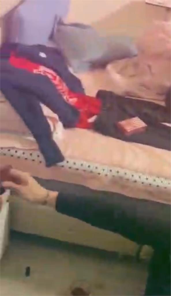 床頭擺香爐+遺照...安哥悼亡妻驚見「一具女裝躺床上」超毛畫面瘋傳!