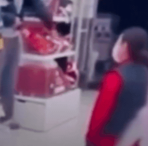 小孩店門口亂跑被提醒!奧客媽爆氣羞辱逼「店員下跪」15秒畫面曝光網炸鍋