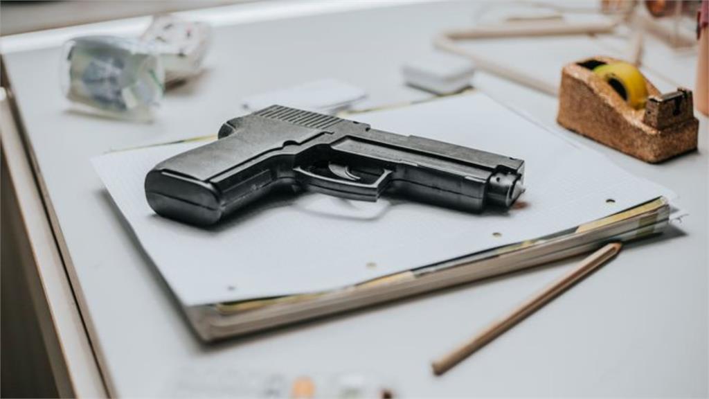 警局長研究新槍竟走火「爆頭愛妻」!送醫途中「又失控翻車」悲痛收場…