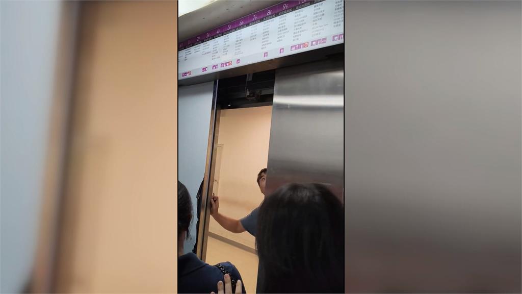 驚魂！台中大遠百「電梯故障」　逾２０人受困１５分鐘熱到狂搧風