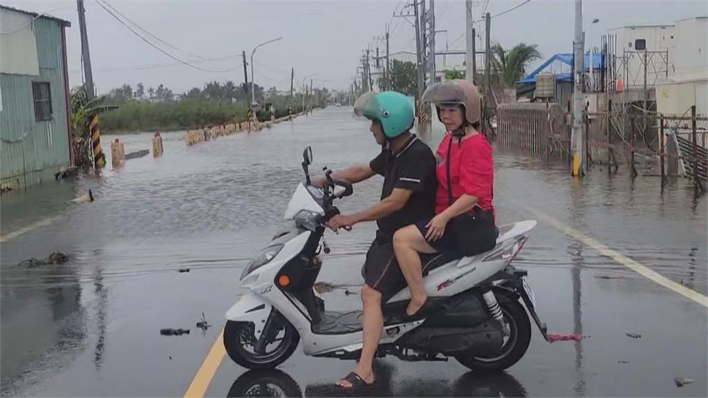 屏東林邊鄉淹水汪洋一片 馬路積水近一個輪胎高