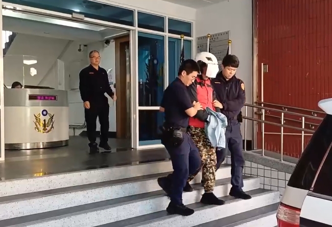 公車內突傳「殺人」關鍵字！男子大聲講電話遭警帶回「真相曝光」結局反轉