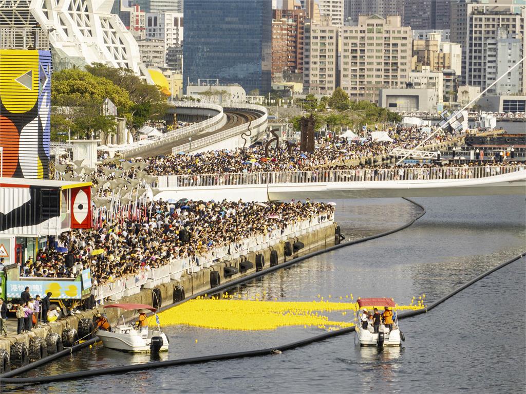 １‧５萬隻黃色小鴨港灣漂流　抽中冠軍鴨編號獲東京來回機票