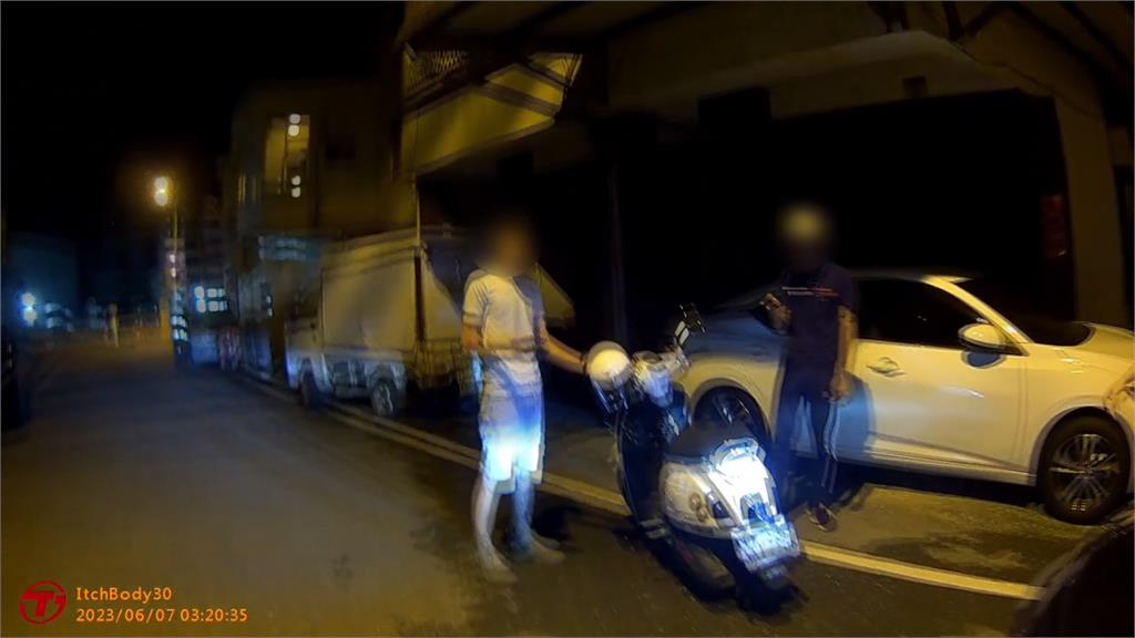 後座乘客脫安全帽變豬隊友 騎士酒駕無照意外被抓