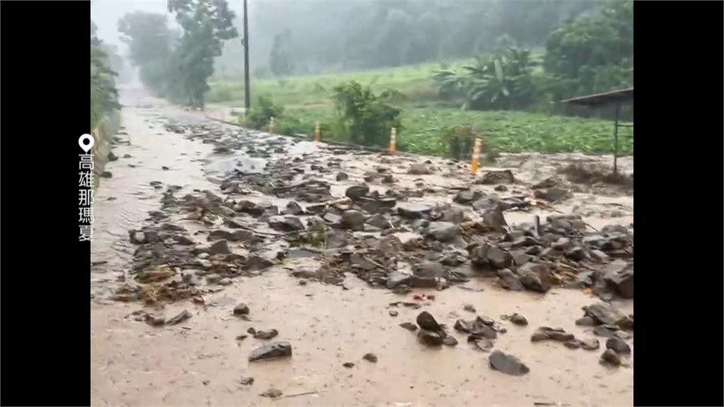 雨斷那瑪夏道路！　　高榮醫護搭「人力救命橋」送急症民眾就醫