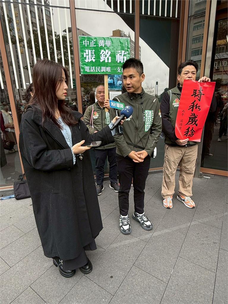 談民主監督不只在立院　張銘祐攜邱明玉走進南門市場