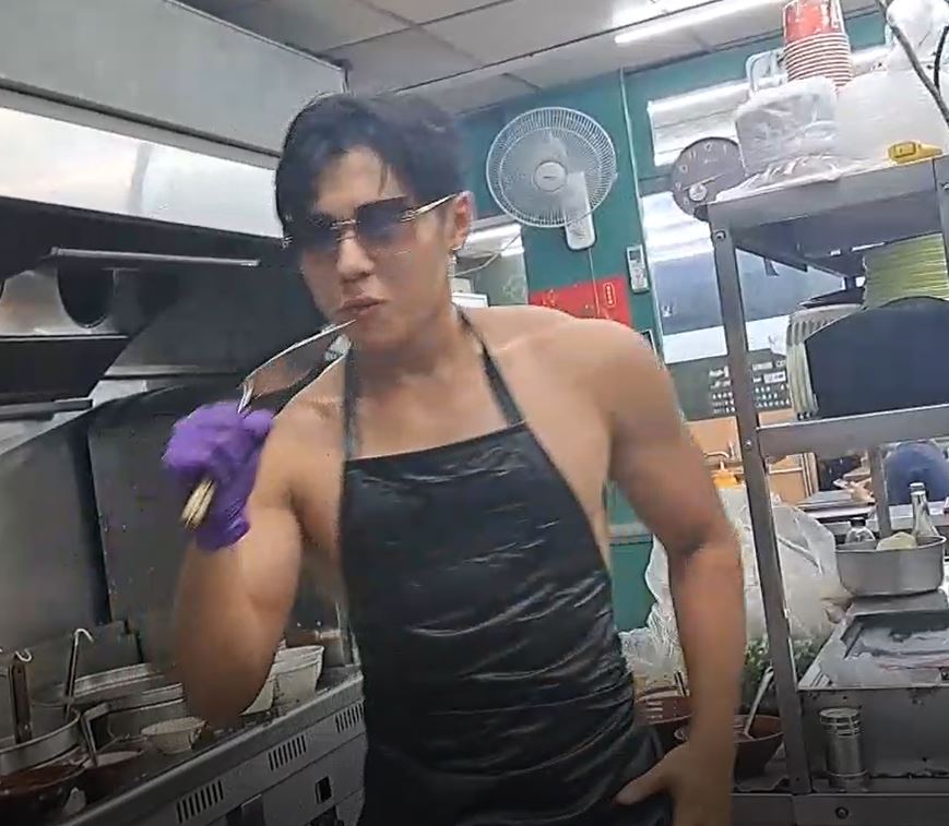基隆60年蚵仔煎老店爆紅 猛男廚師大秀舞蹈吸客