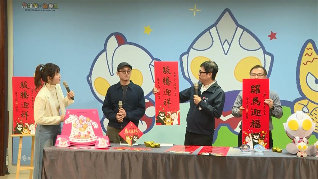 陳其邁炫耀超人力霸王大號提燈 擊中女童髮箍、網友笑翻:陳三歲