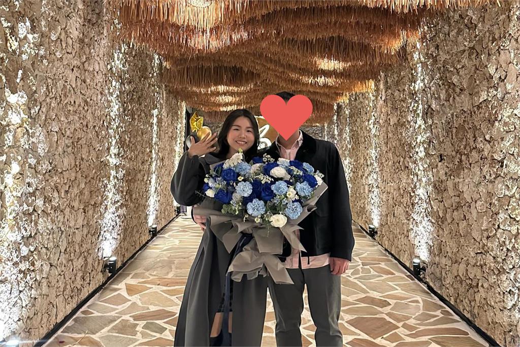 「張君雅小妹妹」結婚了!跨年答應男友求婚 曬婚戒照甜喊:Yes I do