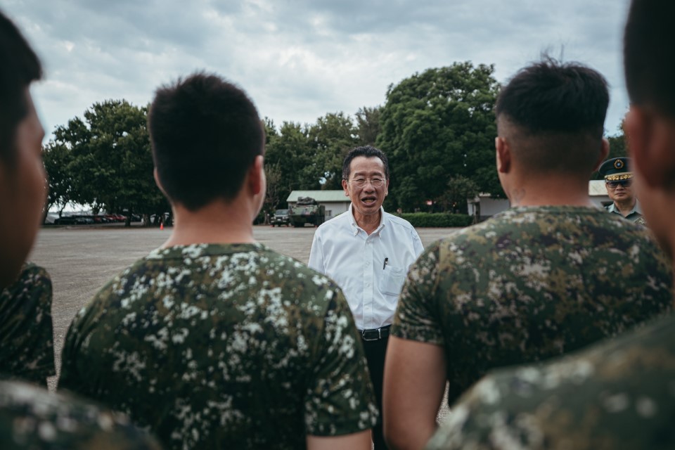 快新聞/國防部長顧立雄赴關指部視導 致贈加菜金慰勉同仁辛勞