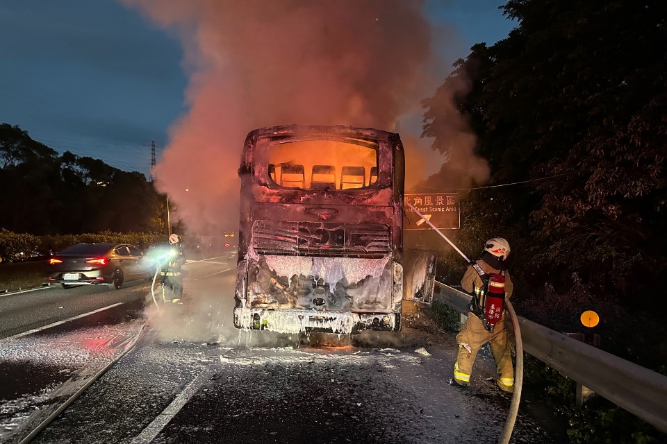 快新聞／國道一號八堵交流道「遊覽車熊熊燃燒」！　駭人畫面曝光了