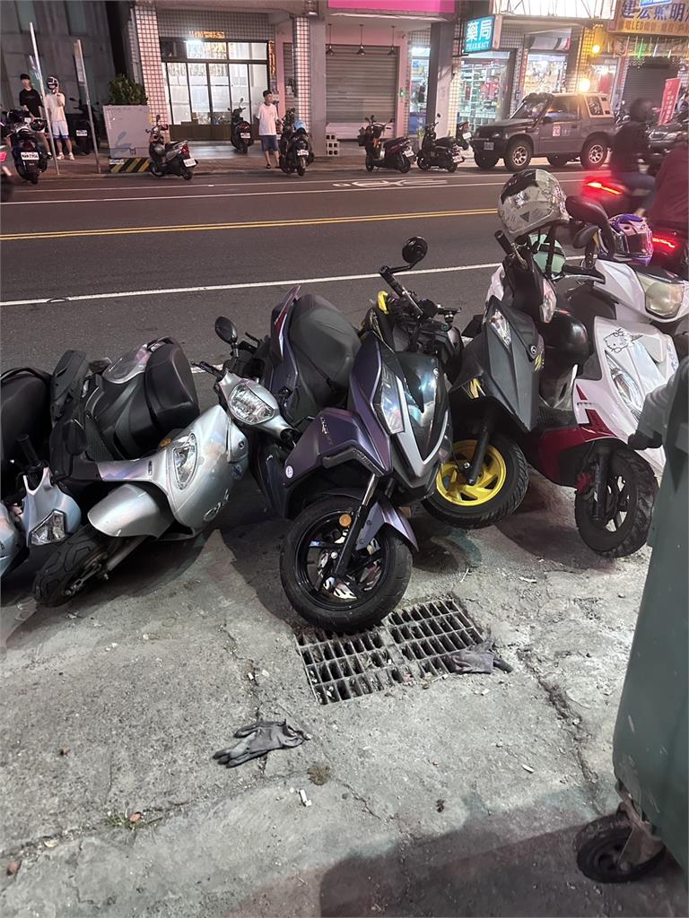 內急臨停下車忘熄火！　車輛滑行擊落11機車波及1人