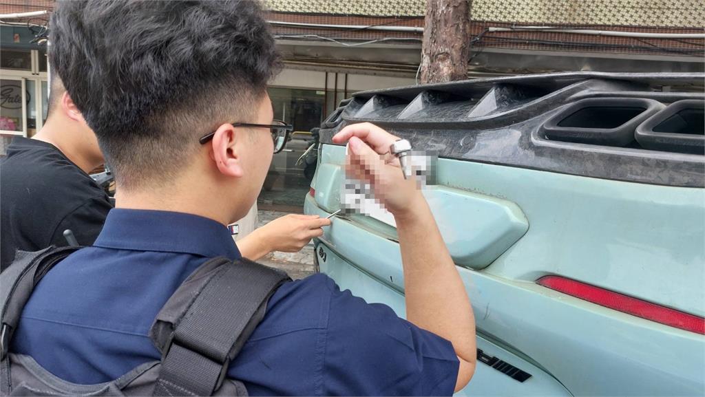 開車失控自撞路邊「烏龜翻」 意外揪懸掛假車牌逮駕駛送辦