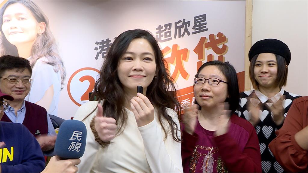高嘉瑜落馬含淚謝票 吳欣岱敗選感言「比1手勢」挨批