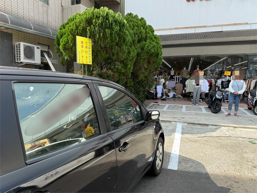 疑油門誤當剎車踩釀禍! 6旬婦人暴衝撞進服飾店「櫥窗全碎」