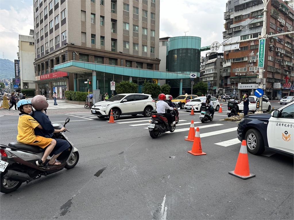 快新聞/驚!砂石車急煞廢土噴濺 北市忠孝東路交通大打結