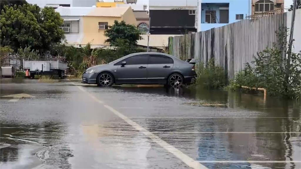 墾丁南灣驚見衝浪客衝浪　恆春停車場積水車主移車