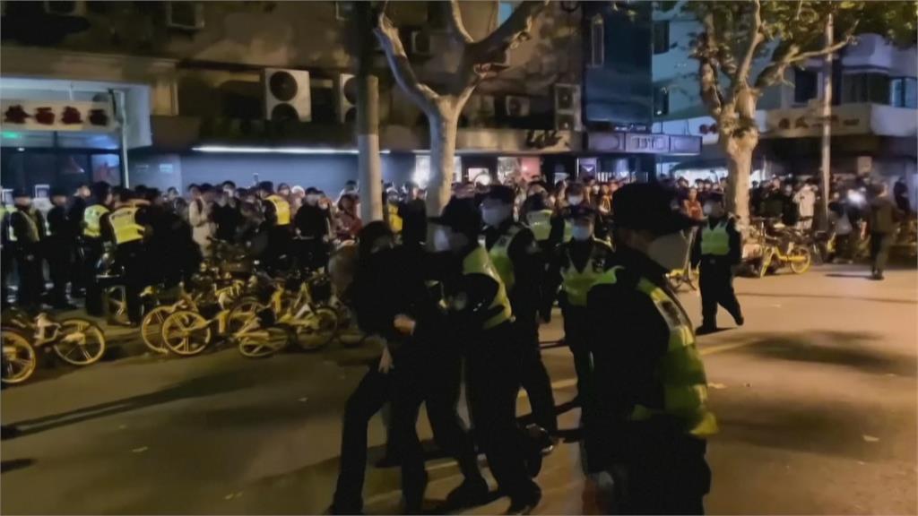 「封控到失控」抗議遍地開花　BBC記者報導上海示威遭暴力抓捕