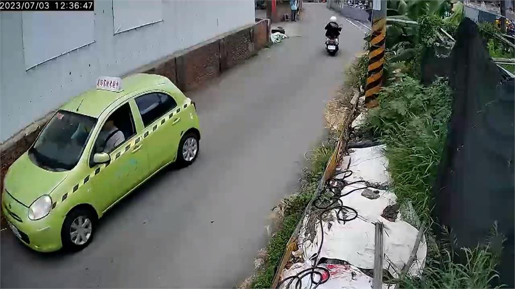 駕訓班路考沒睡好?太緊張? 學員剛開出大門就撞上紅磚牆